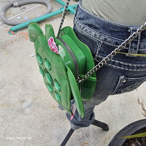 BETSEY JOHNSON GREEN RHINESTONE BETSEY JOHNSON TURTLE CROSSBODY - Picture 4 of 5